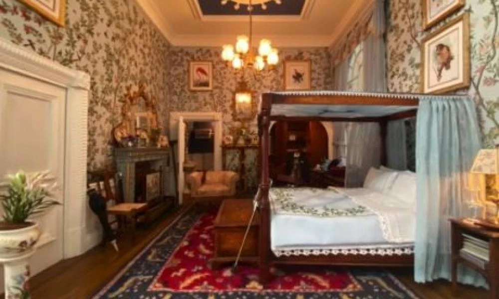 YouTubers φωτογράφησαν κουκλόσπιτο και το έβαλαν στο Airbnb